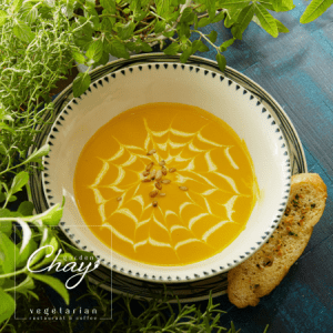 Súp bí đỏ hạt thông với bánh mì nướng