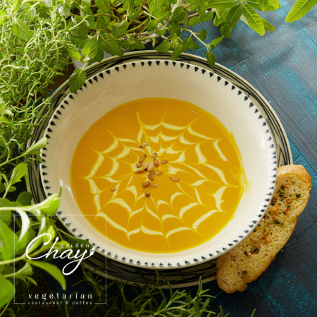 Súp bí đỏ hạt thông với bánh mì nướng