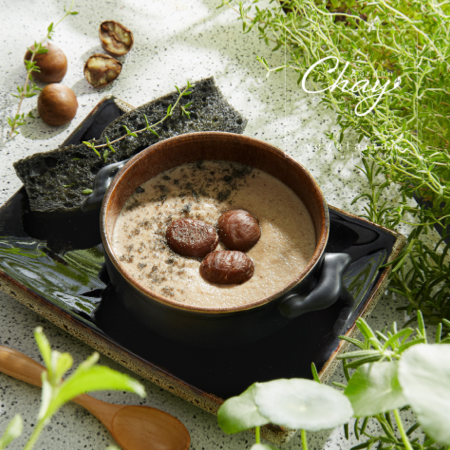 Súp kem nấm hạt dẻ, dùng kèm bánh mì mè đen